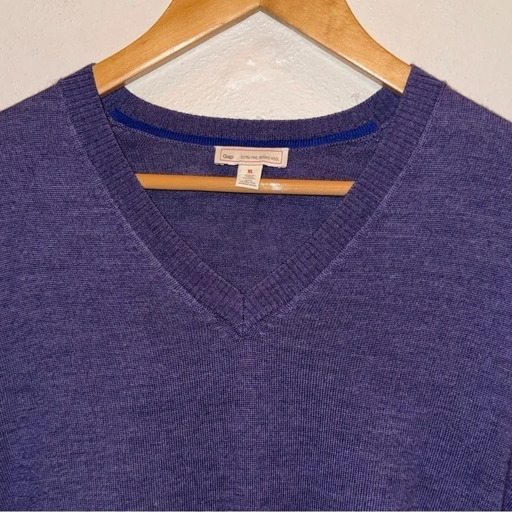 Gap Extra Fine Merino Wool Men’s V-neck Purple Sweater Size Extra Large